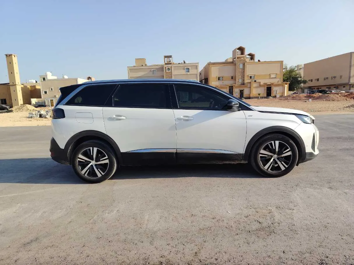 Car image 4