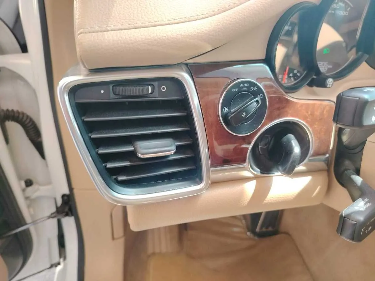 Car image 38