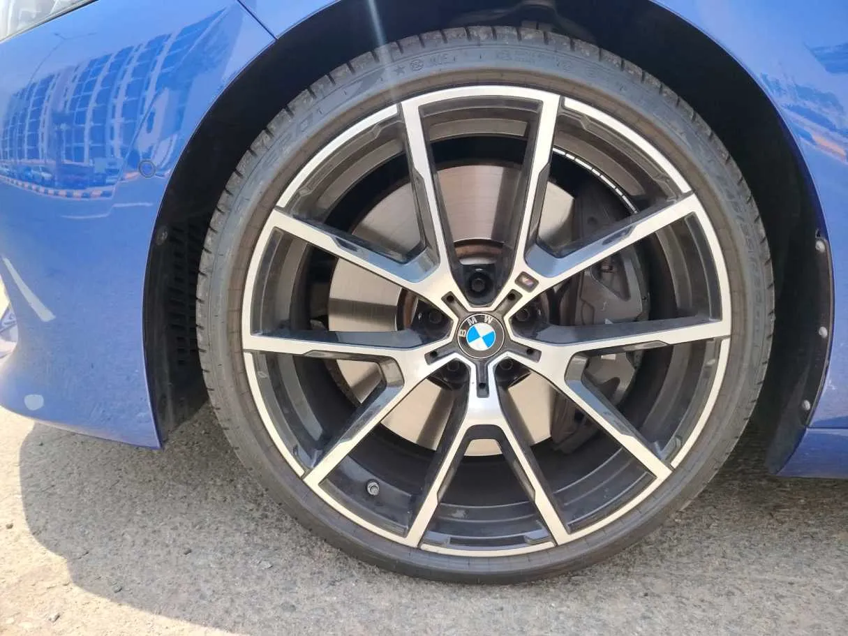 Car image 10