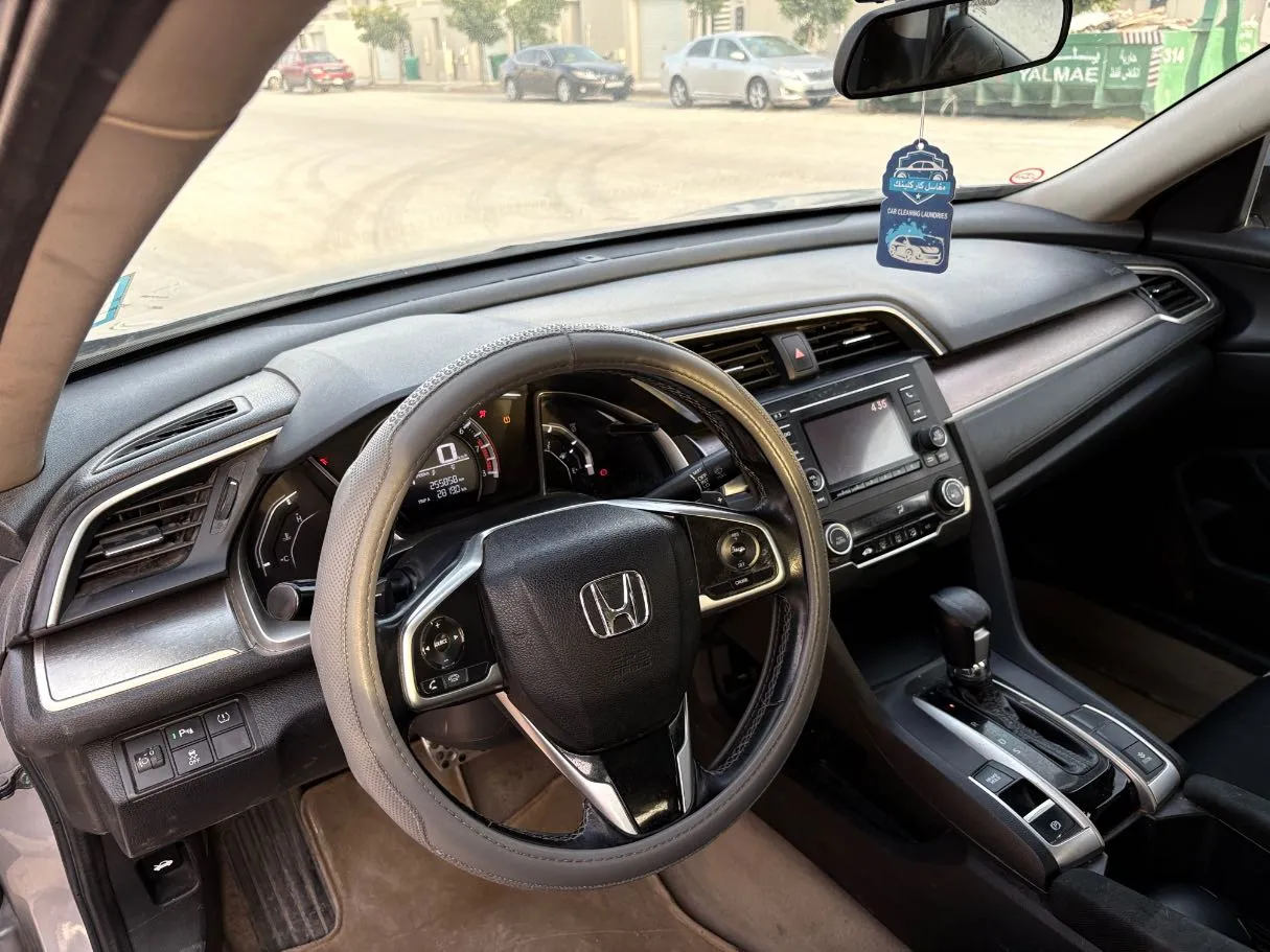 Car image 12