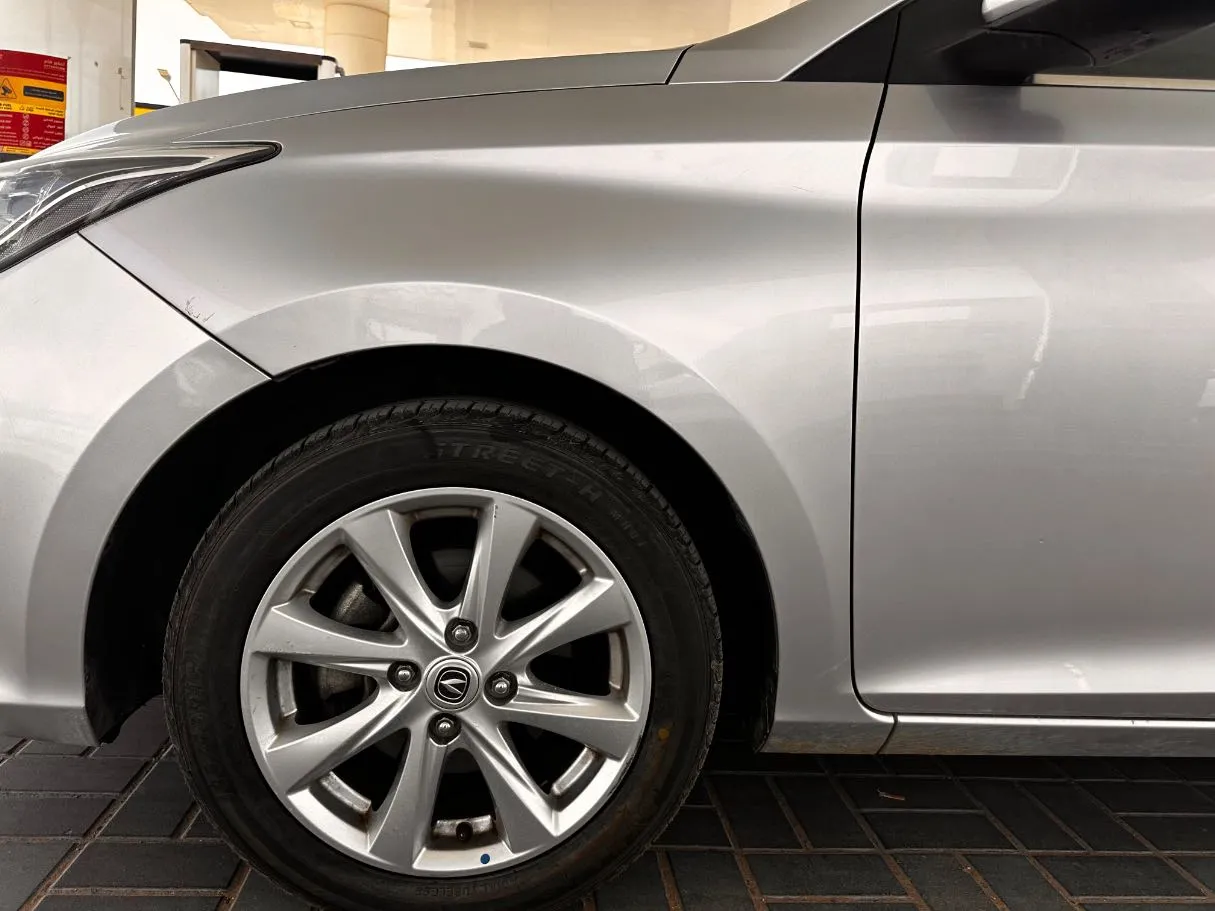 Car image 9