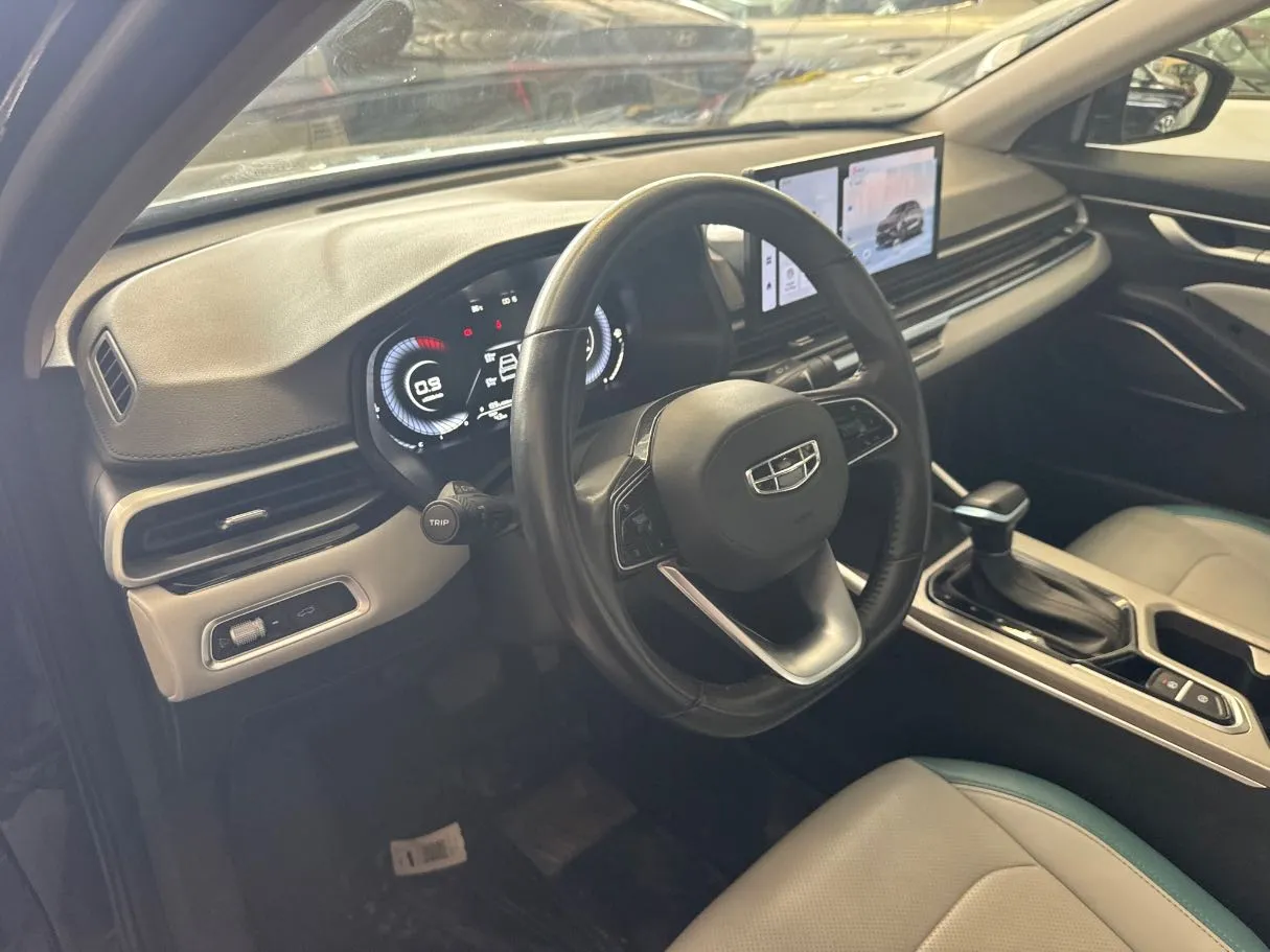 Car image 12