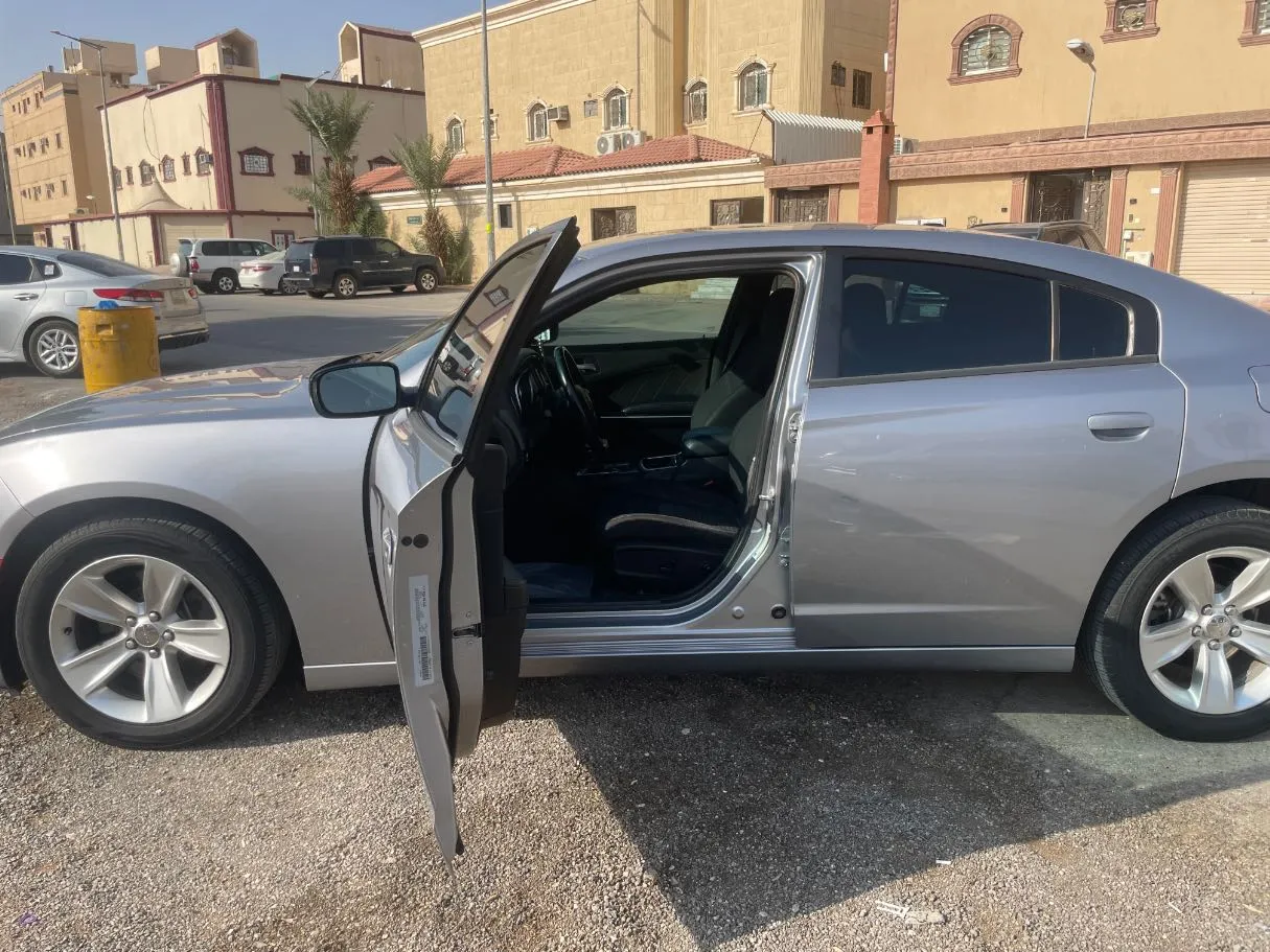 Car image 12