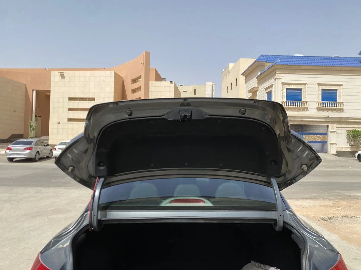 Car image 19