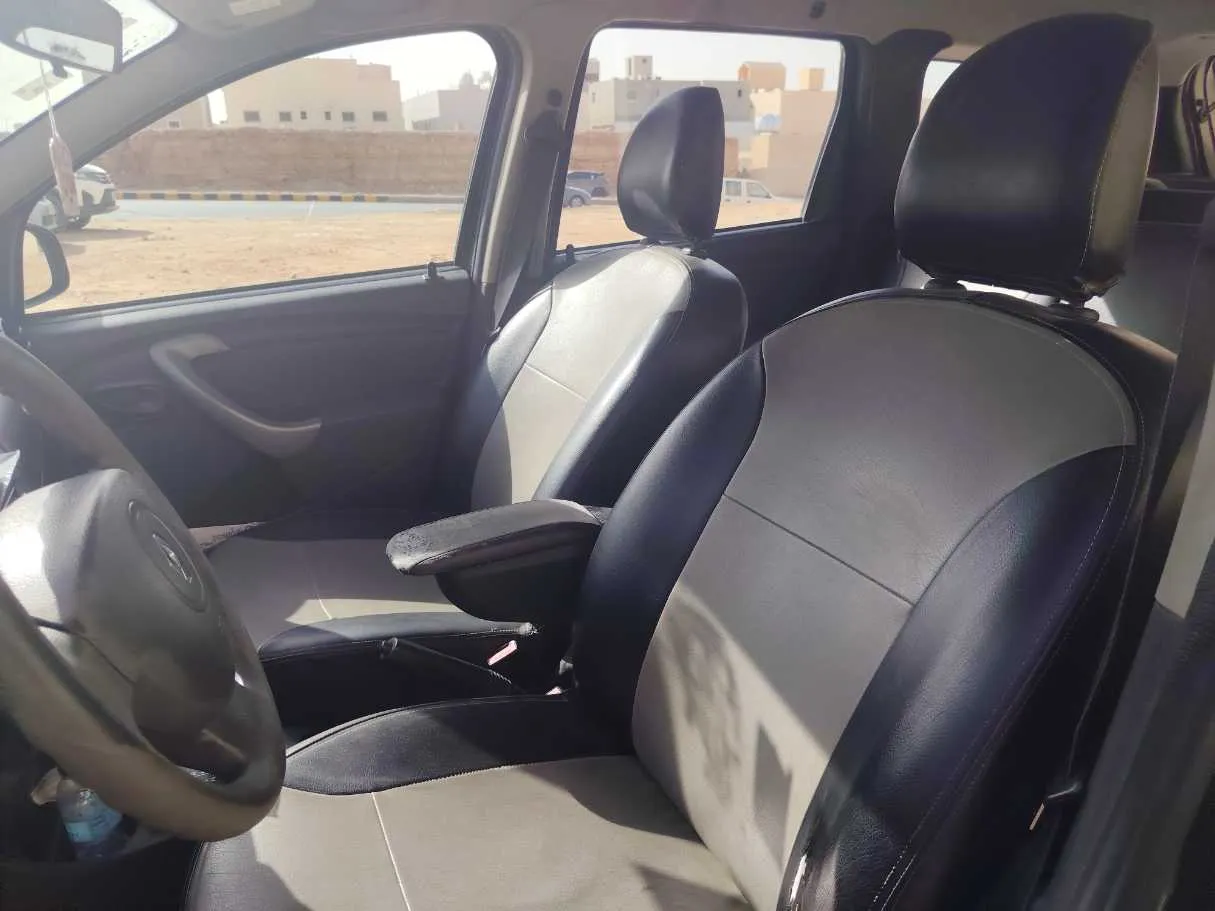 Car image 12
