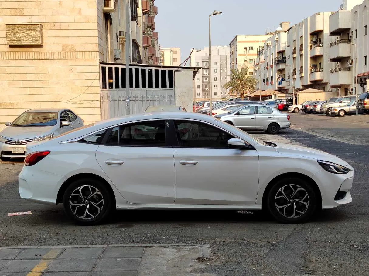 Car image 4