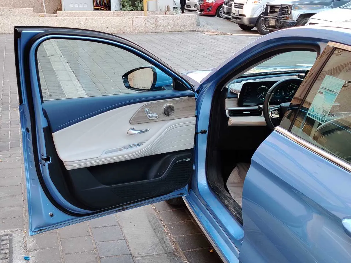 Car image 11