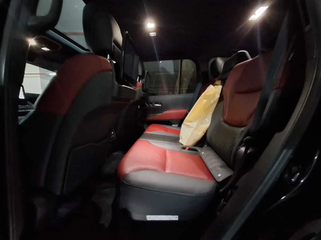 Car image 12