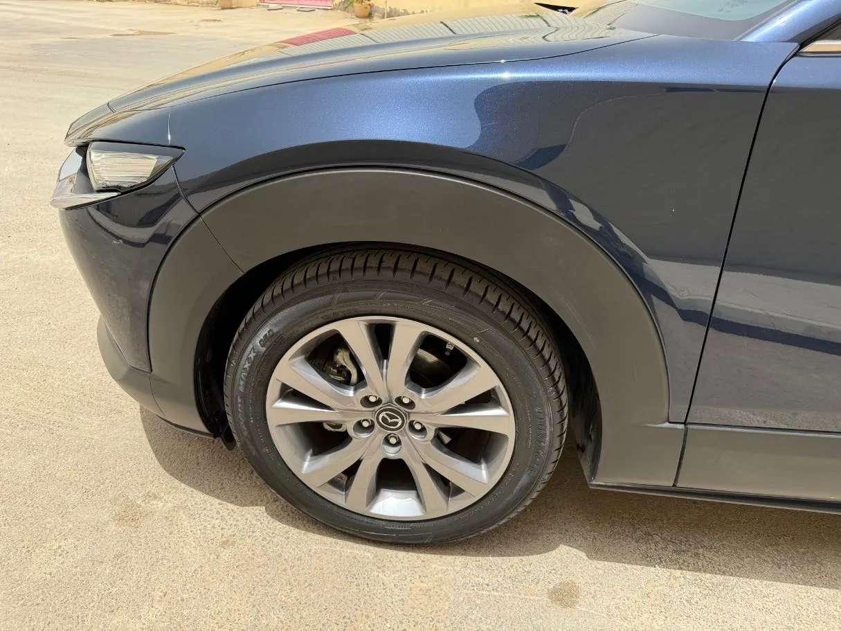 Car image 9