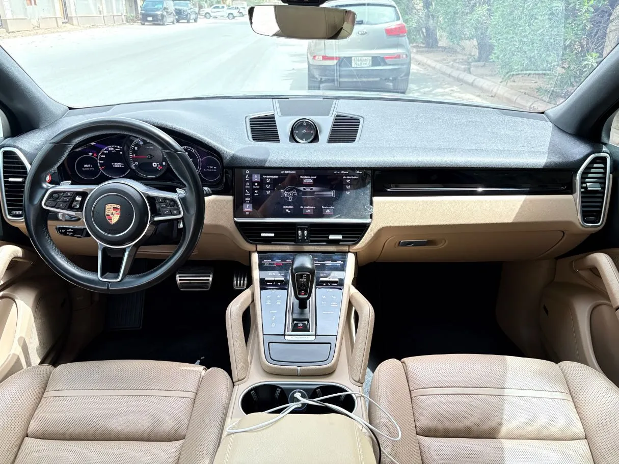 Car image 18