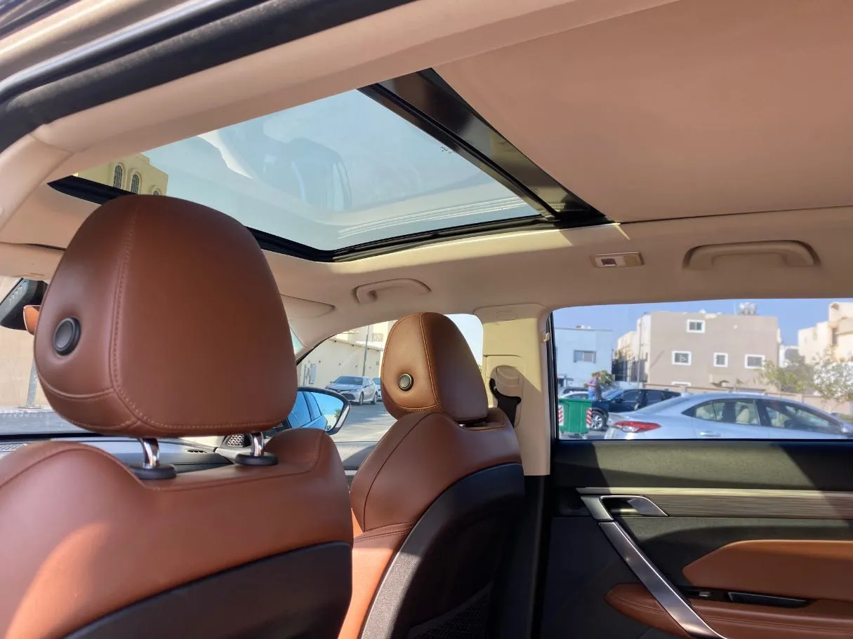 Car image 13