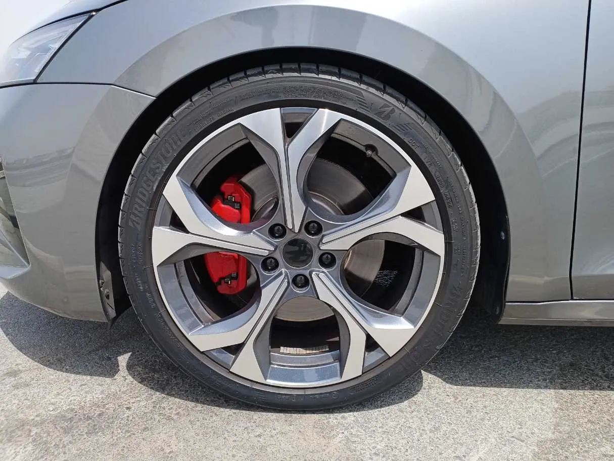 Car image 9