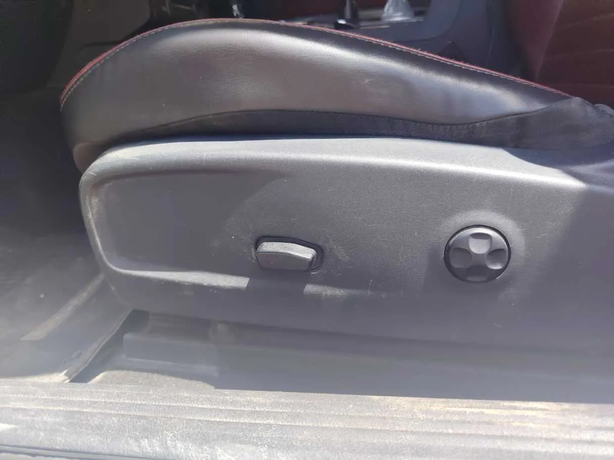 Car image 26