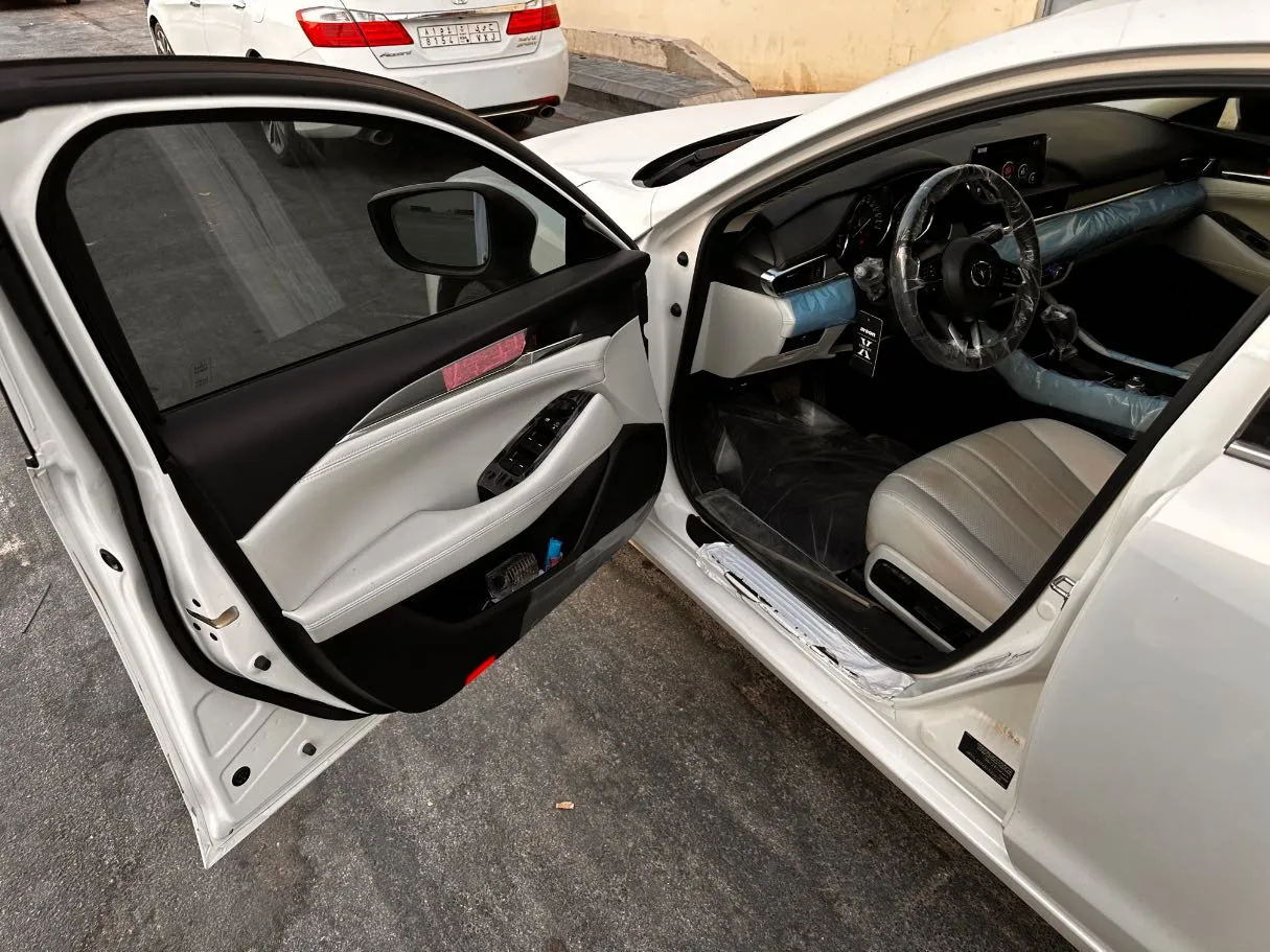 Car image 10