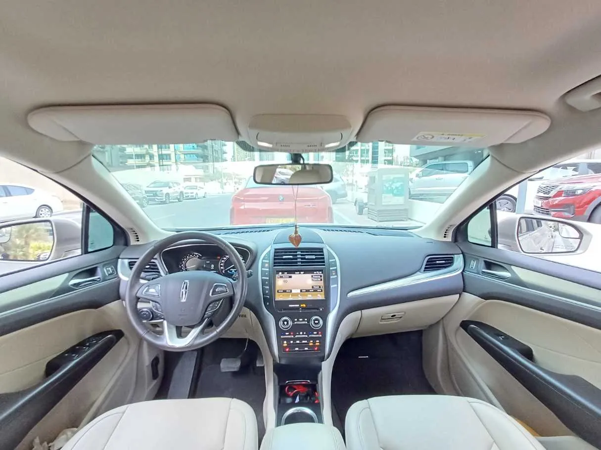 Car image 14
