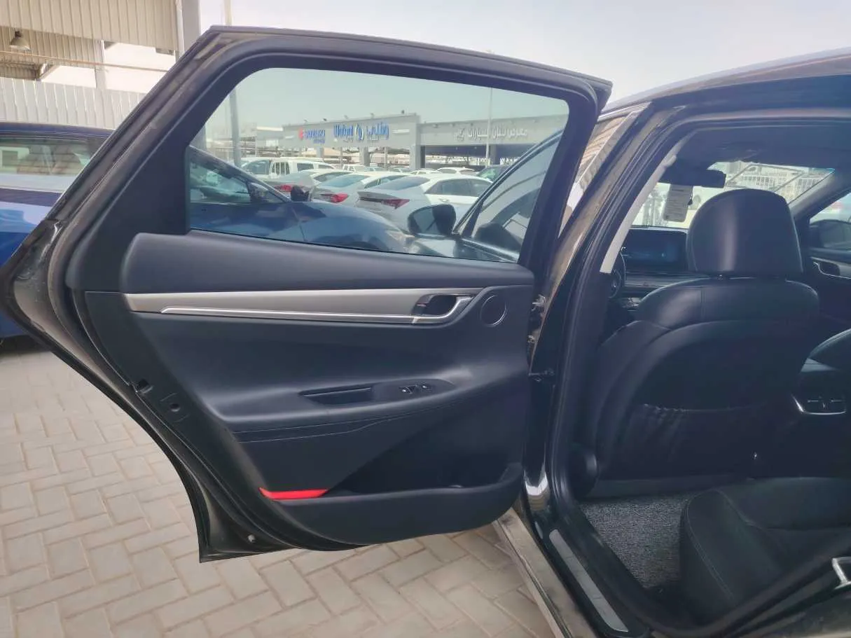 Car image 18
