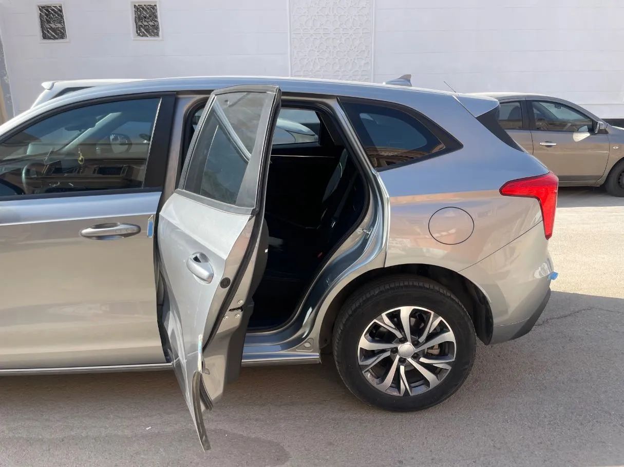 Car image 15