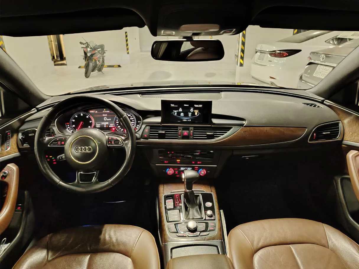Car image 19