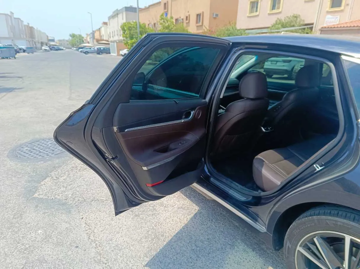 Car image 16