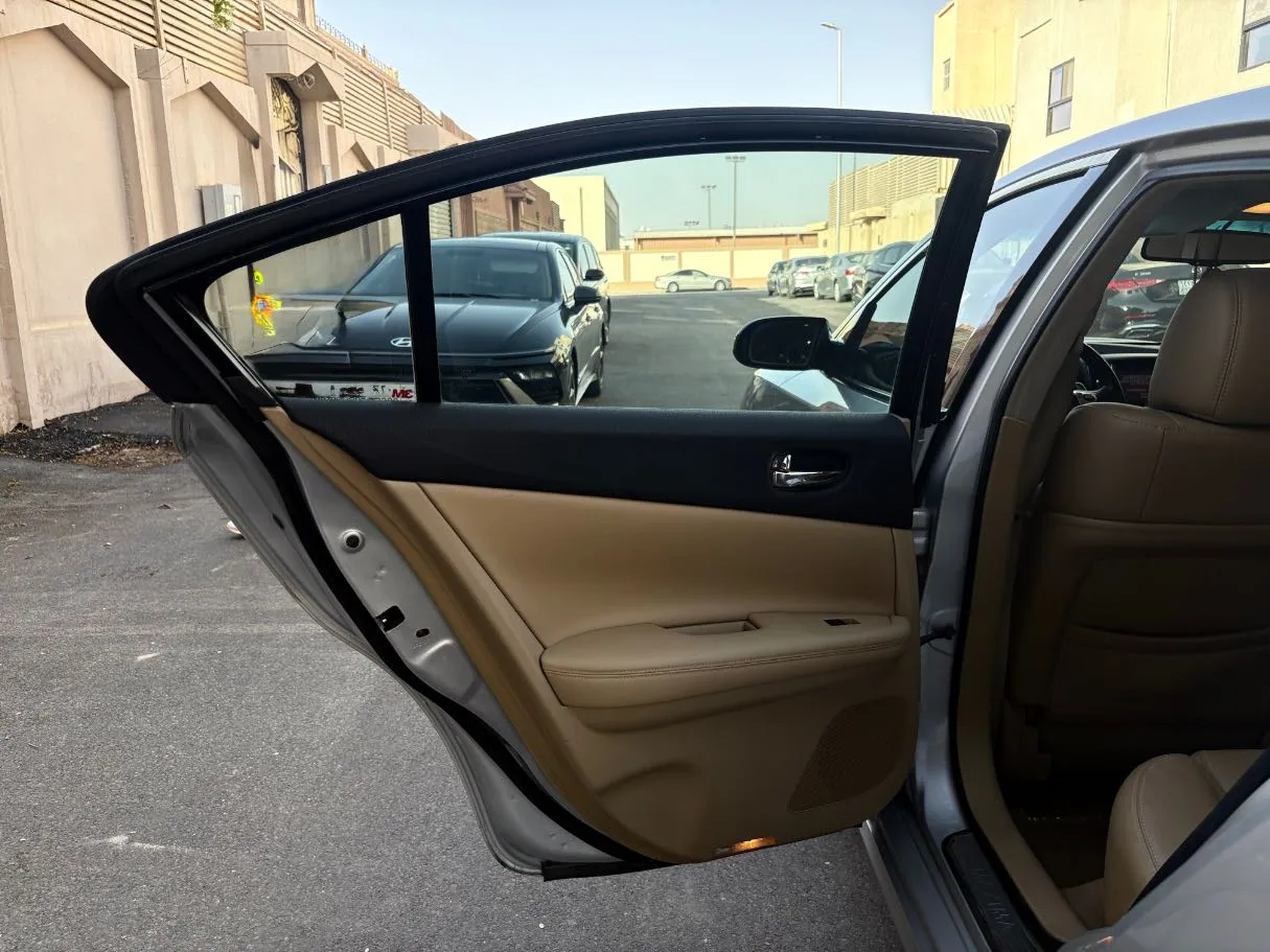 Car image 14