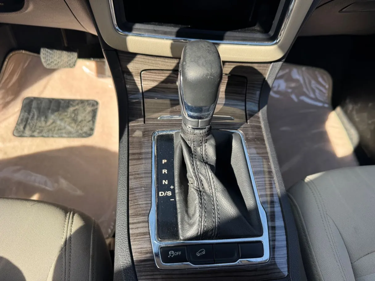 Car image 15