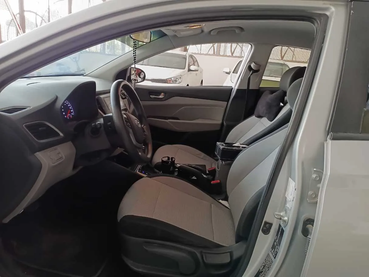Car image 12