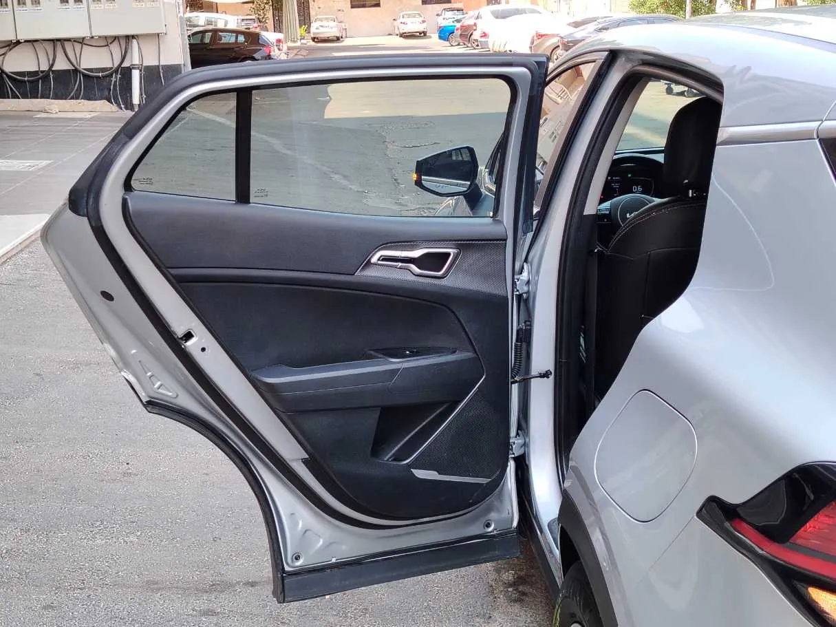 Car image 14