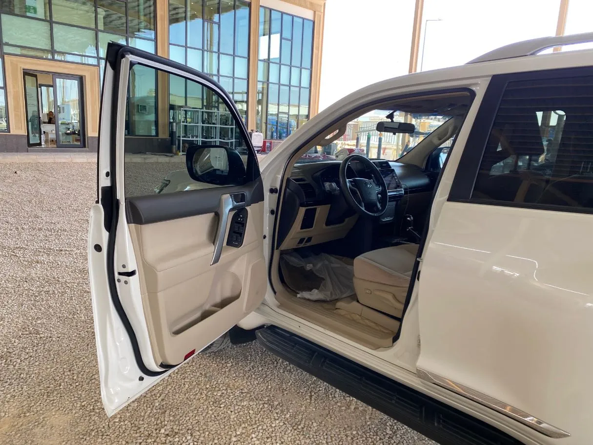 Car image 10