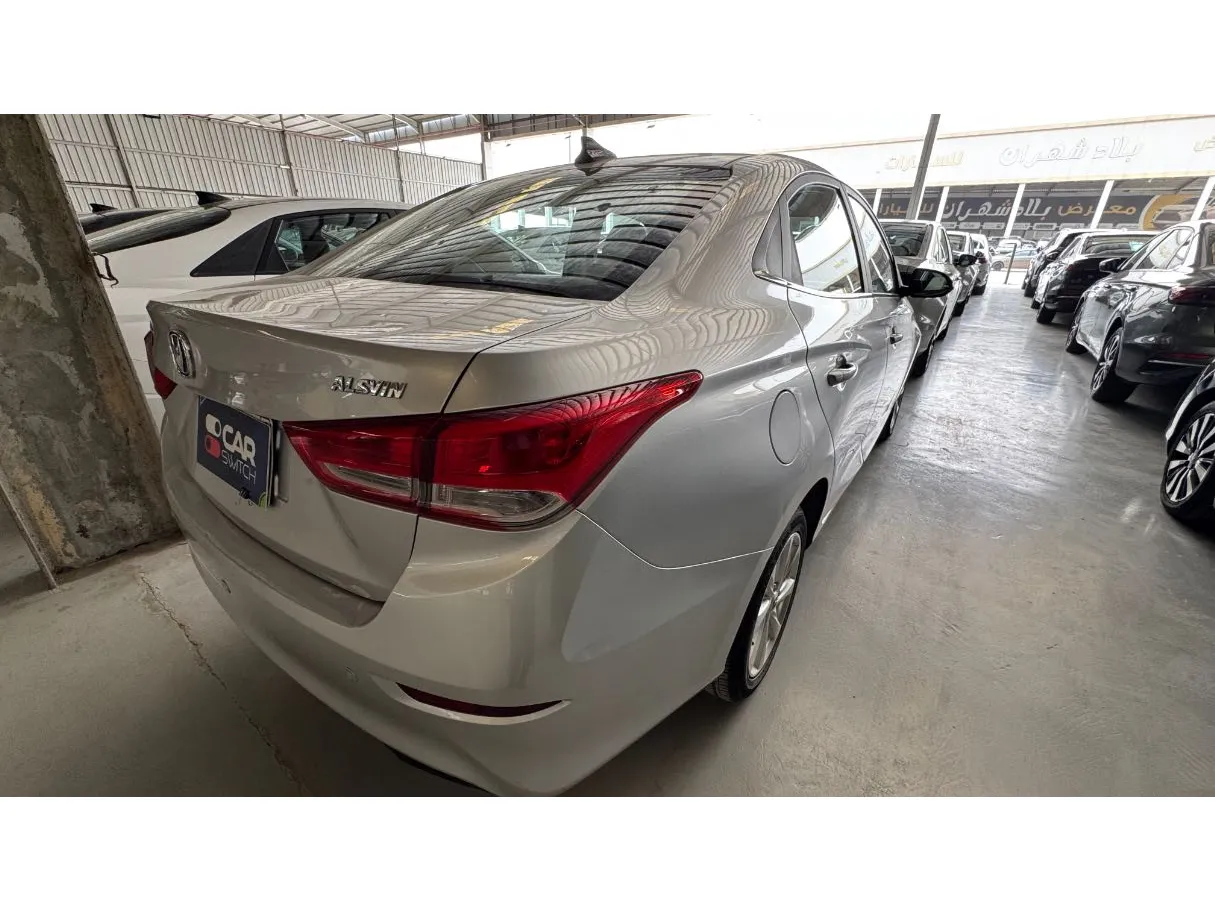 Car image 4