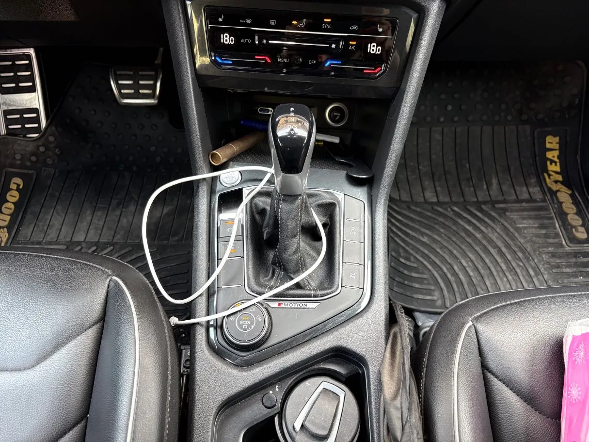 Car image 19