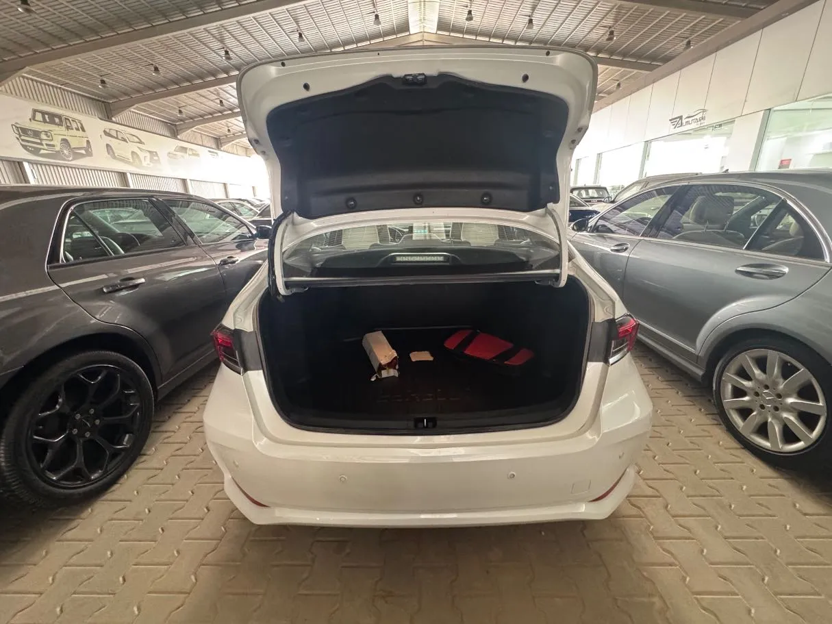 Car image 17