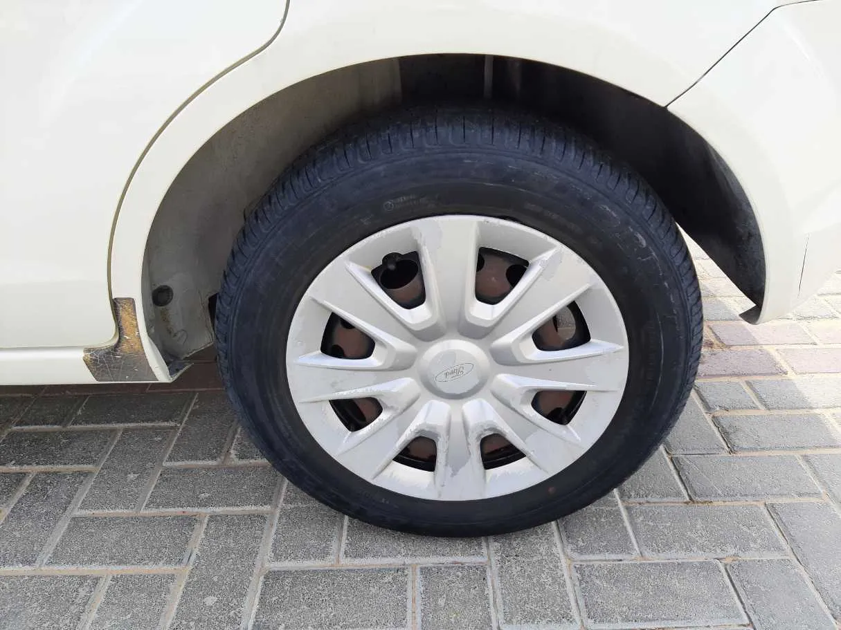 Car image 9