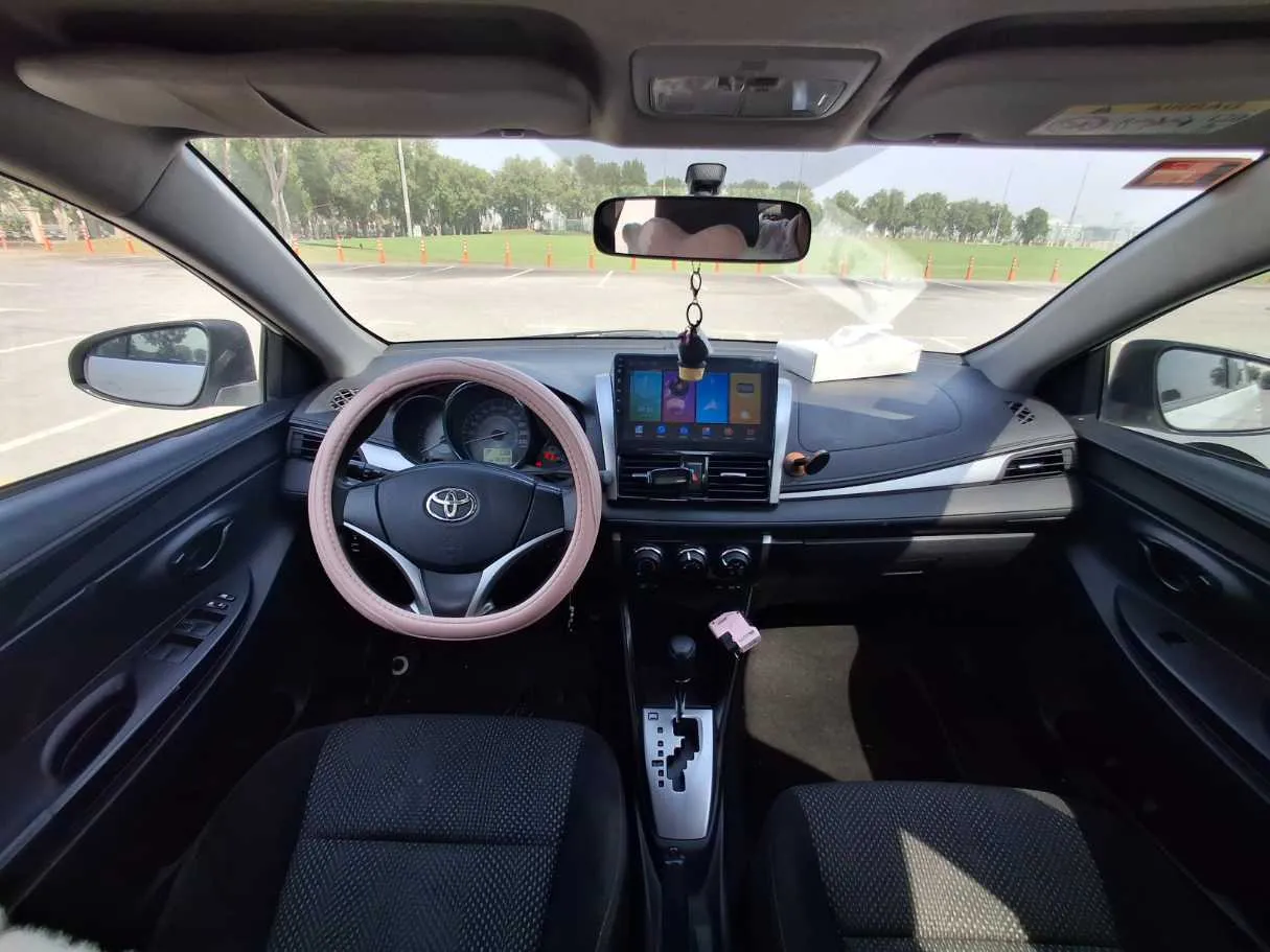 Car image 14