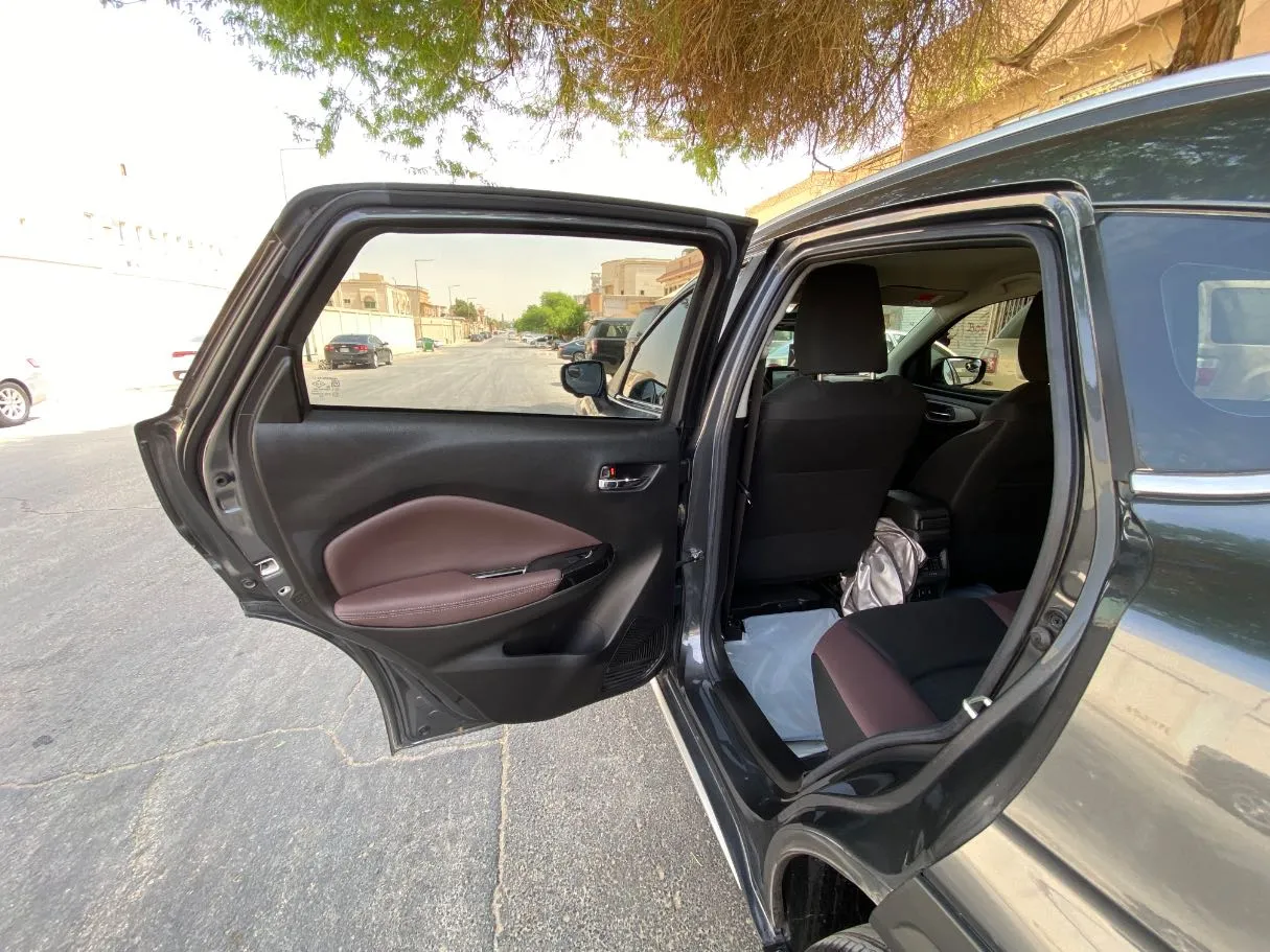 Car image 12