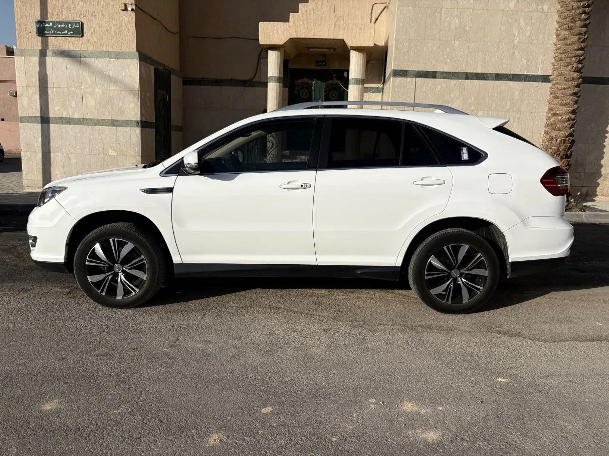 Car image 8