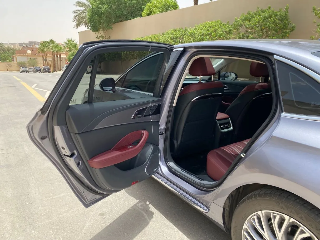 Car image 12