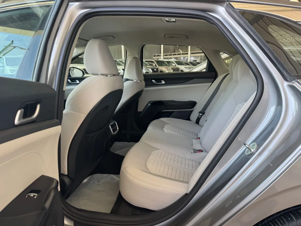 Car image 16