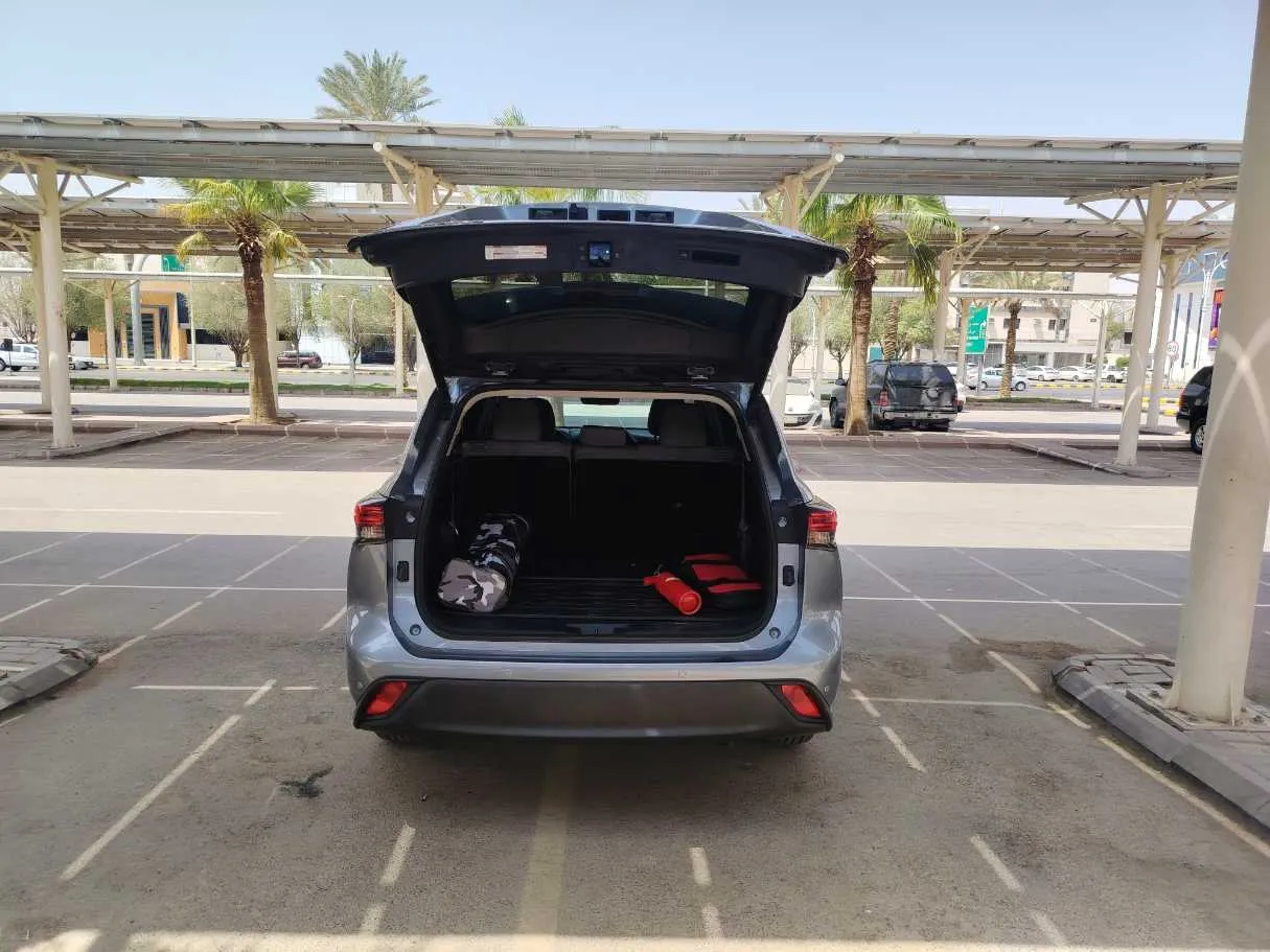 Car image 25