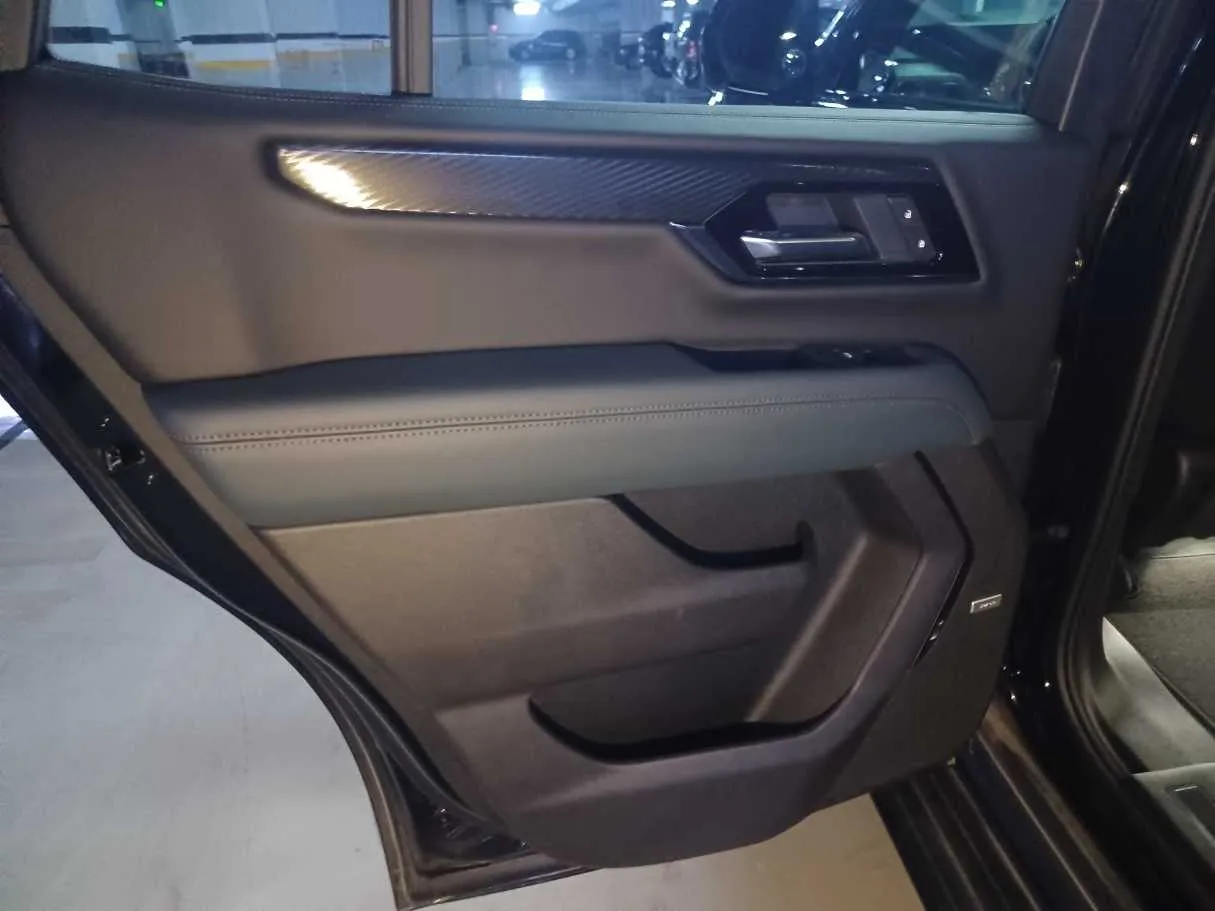 Car image 13