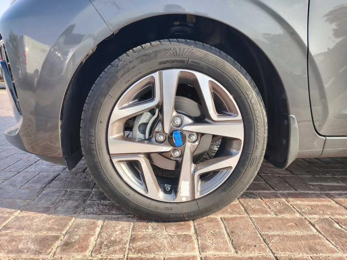 Car image 9