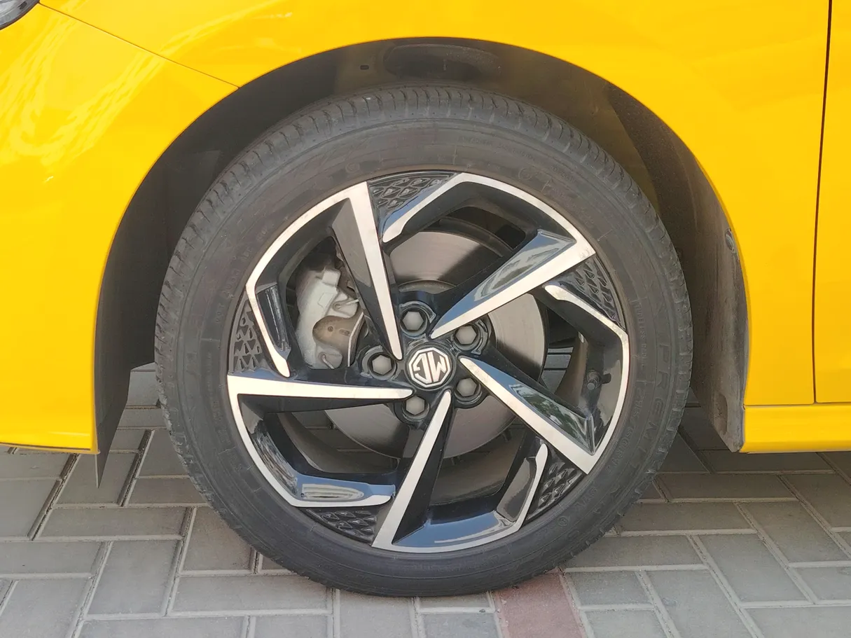 Car image 10