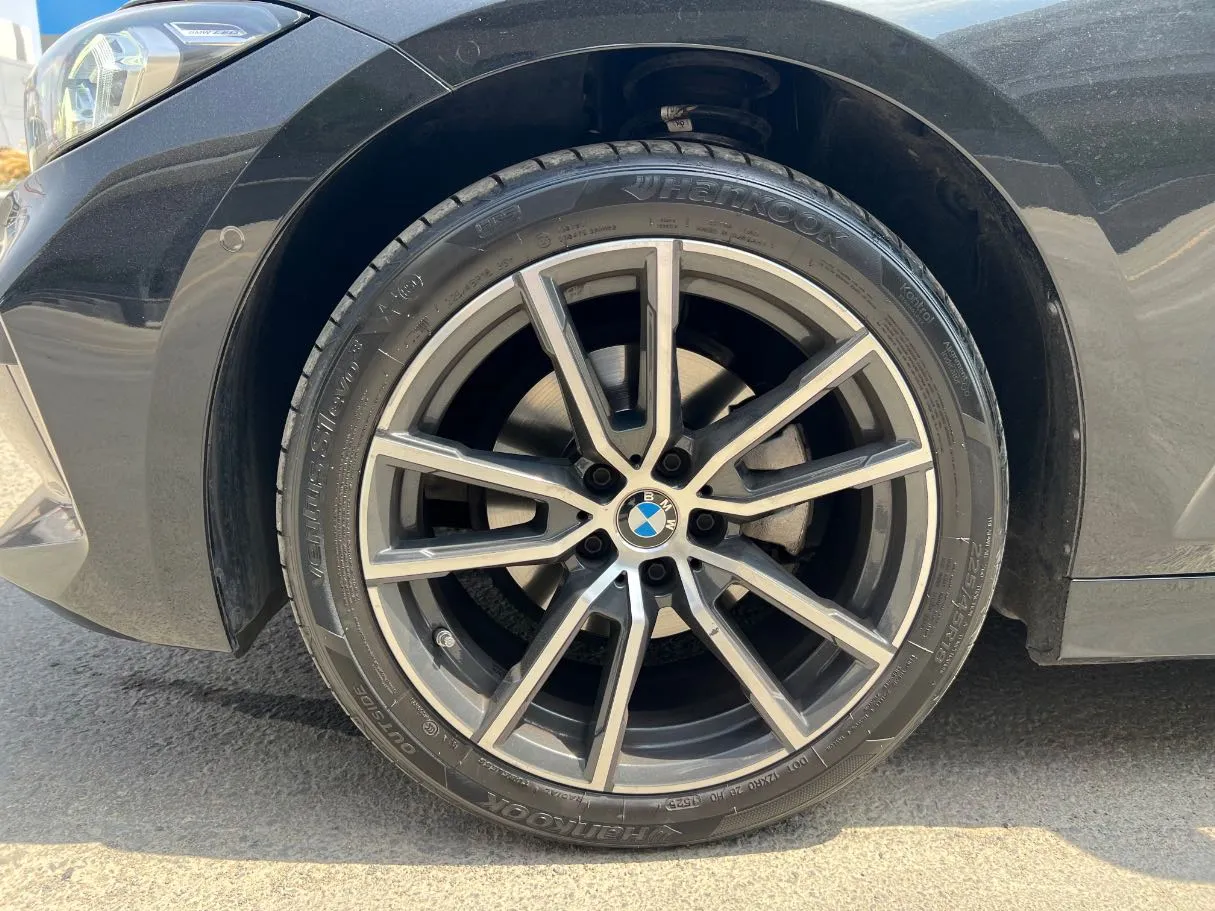 Car image 9