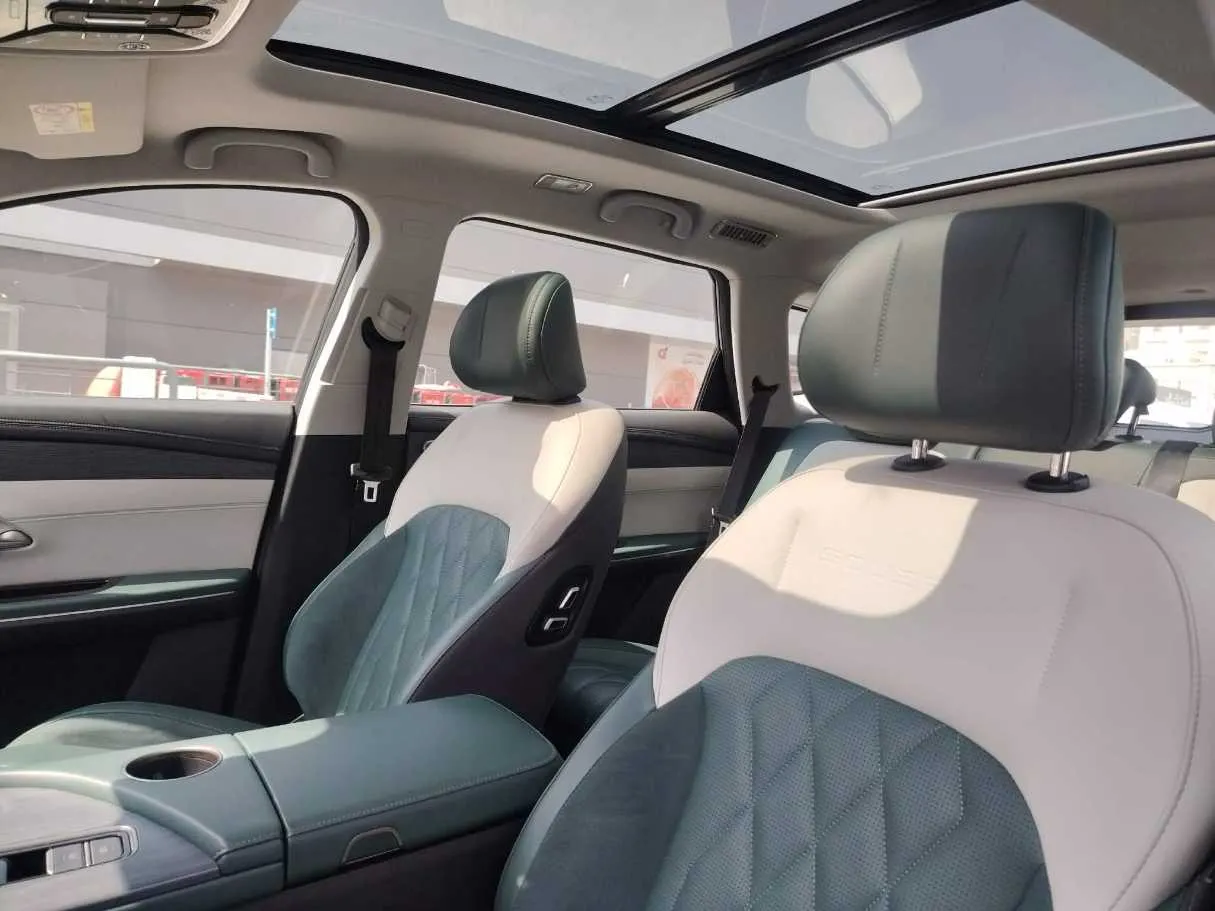 Car image 14