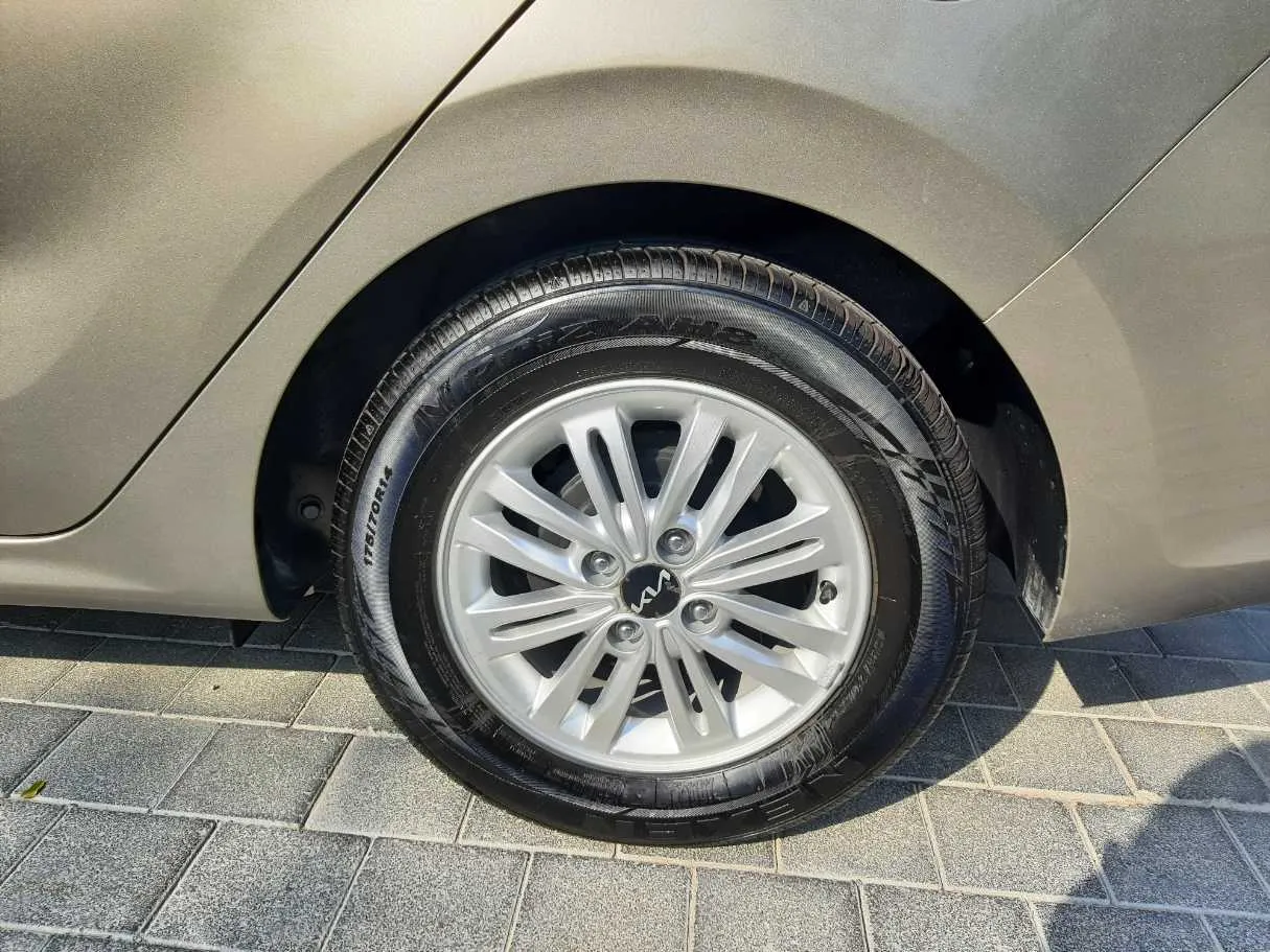 Car image 9