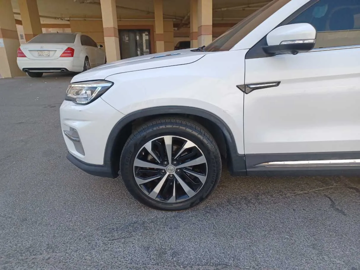 Car image 9