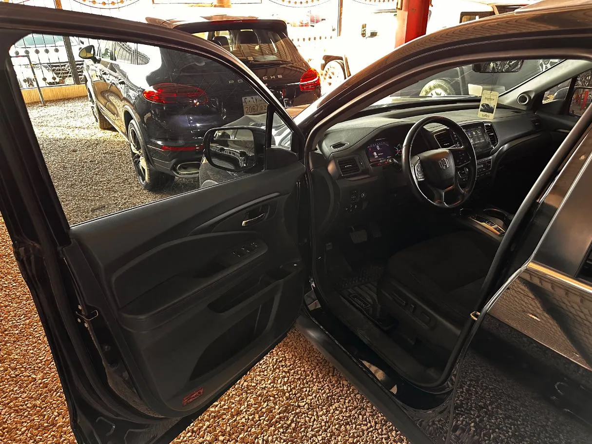 Car image 11