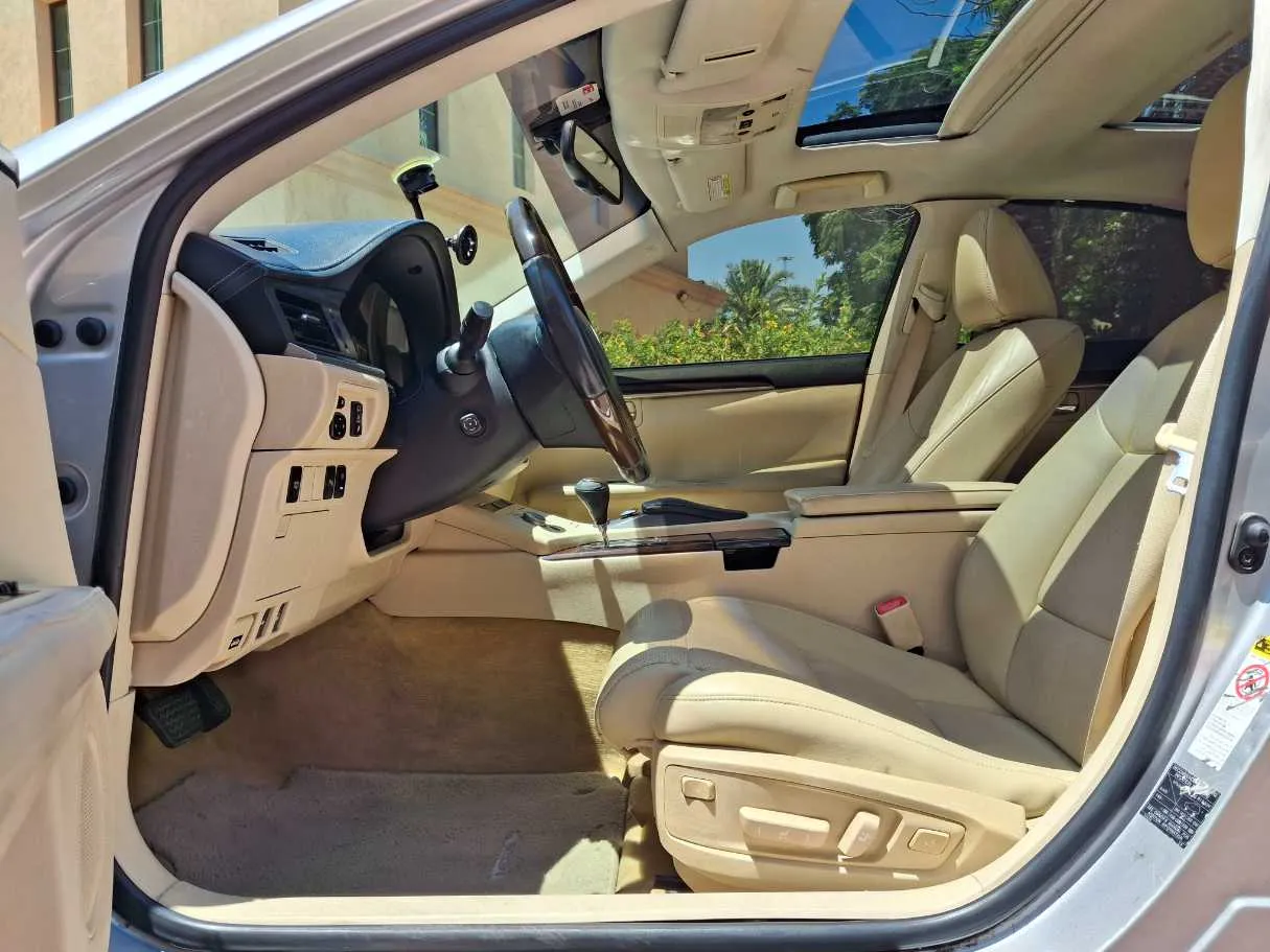 Car image 12