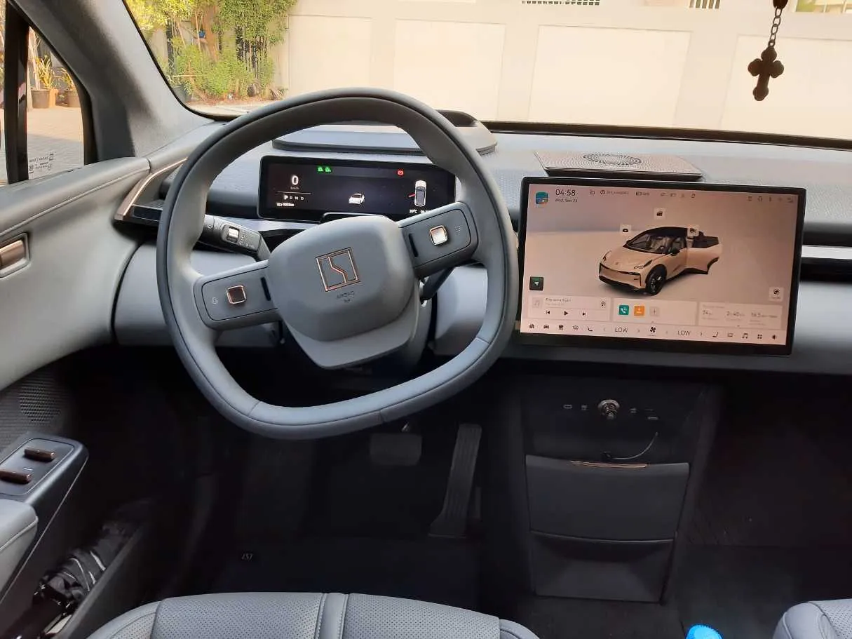 Car image 14