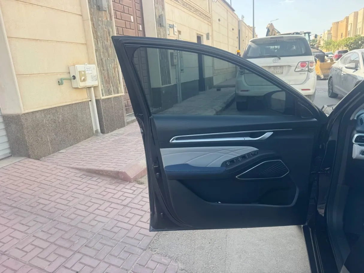 Car image 10