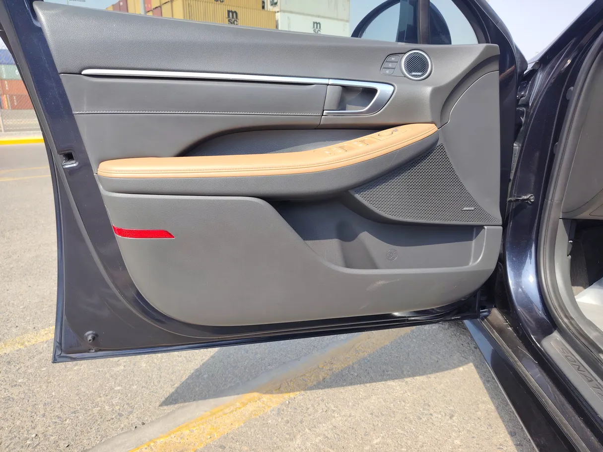Car image 10